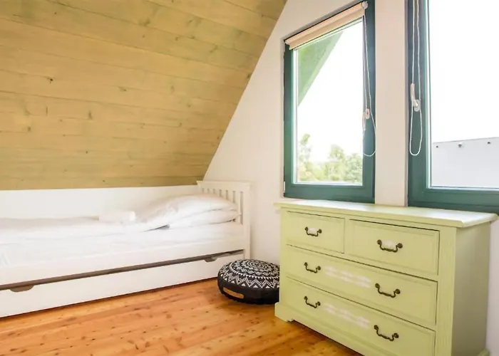 2 Bedroom Awesome In Rowy (Pomerania)