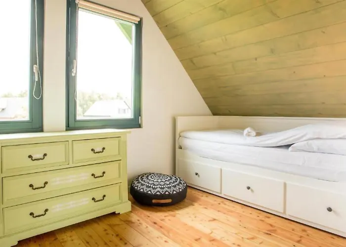 2 Bedroom Awesome In Vakantiehuis Rowy (Pomerania)